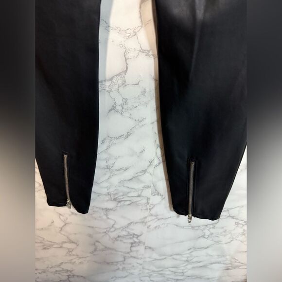 NEW Blank NYC Vegan Leather Pants
Black Moto Ankle Zipper The Bond Size 25 - Picture 6 of 10